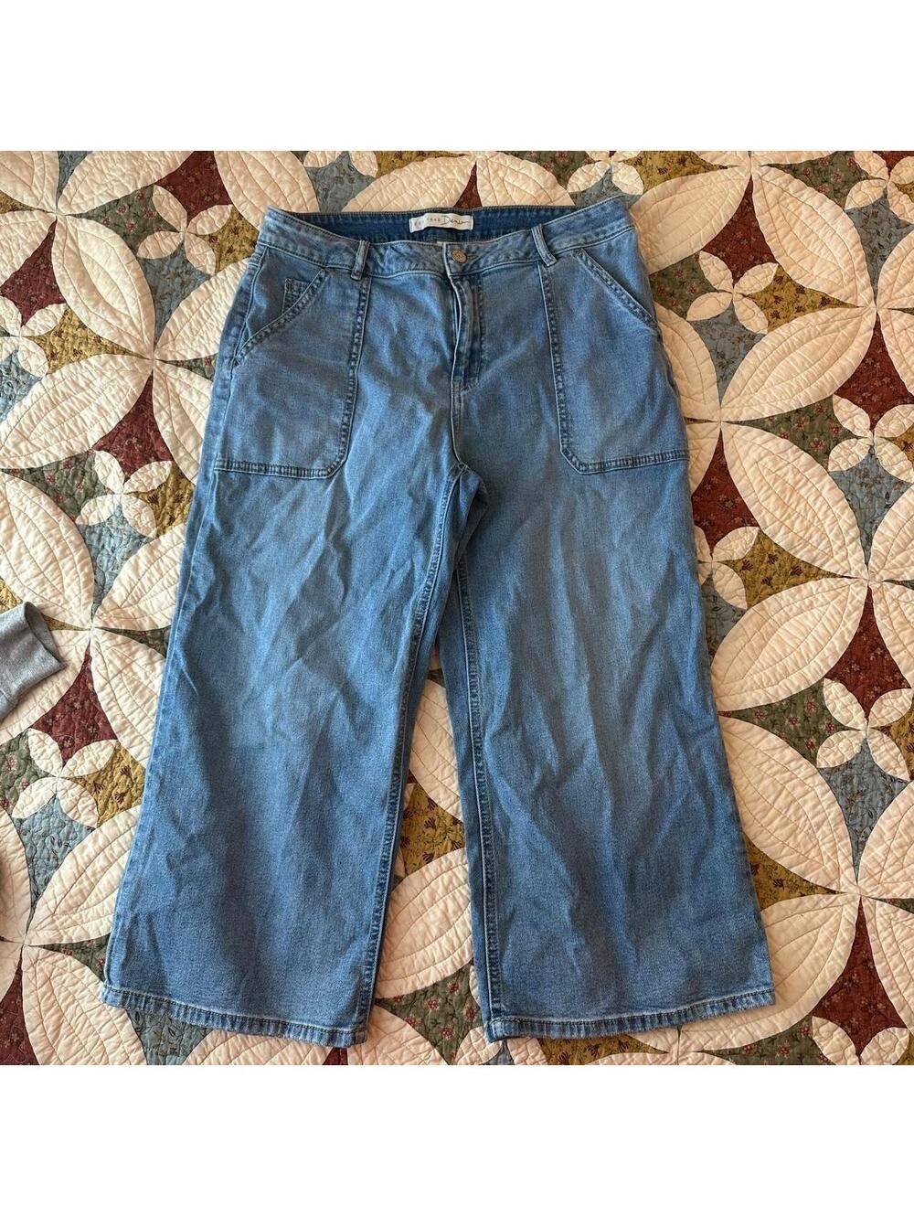Wide leg high waisted light wash baggy jeans size 12 Brand: Est 1946 Denim